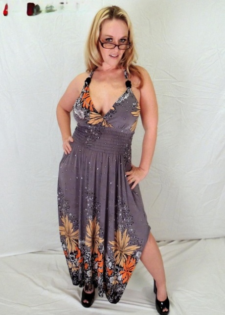 Overweight amateur Dee Siren displays her big tits in glasses and a thong