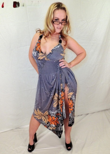 Overweight amateur Dee Siren displays her big tits in glasses and a thong