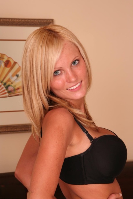 Blonde amateur uncups great boobs before showcasing her shaved vagina
