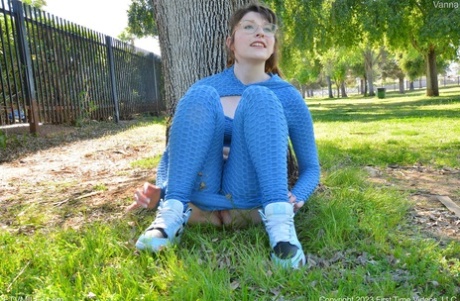 Amateur girl Vanna gets naked to masturbate in a public park
