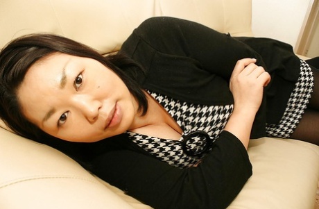 Japanese milf Tamaki Shimai presents her naked fatty body in the bed