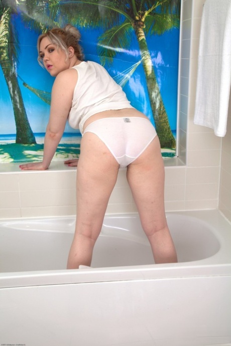 Short mature blonde Daisy Woods shows her knockers & hairy cunt in the bathtub