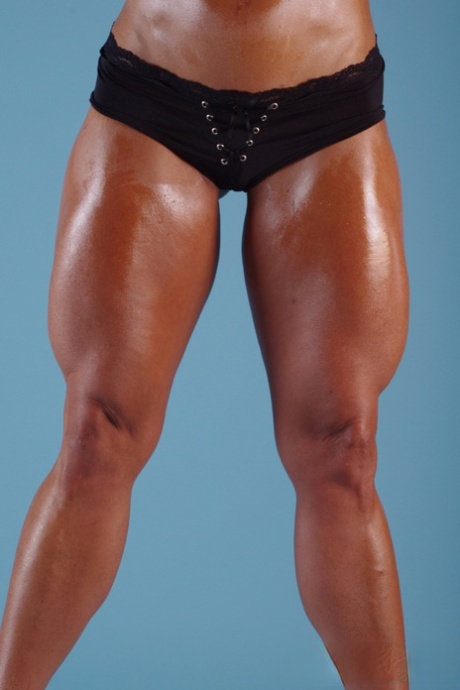MILF bodybuilder Jill Rudison showing her strong sweaty body in a bikini
