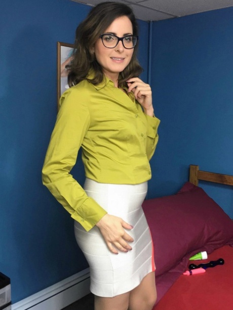 Mature slut Helena Price gives herself a double penetration with dildos