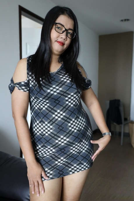 Chubby Asian amateur Apple E teases with her big ass & gets boned