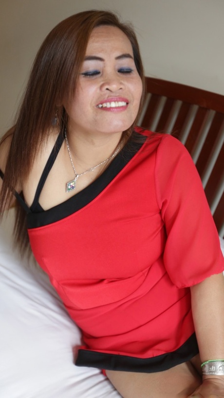 Naughty amateur Thai MILF enjoys hardcore POV sex & takes a cumshot